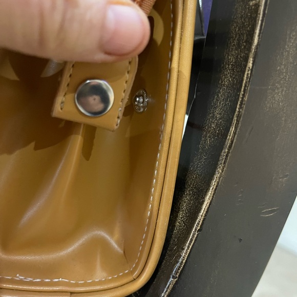 New handbag that looks great with everything. - Picture 7 of 8